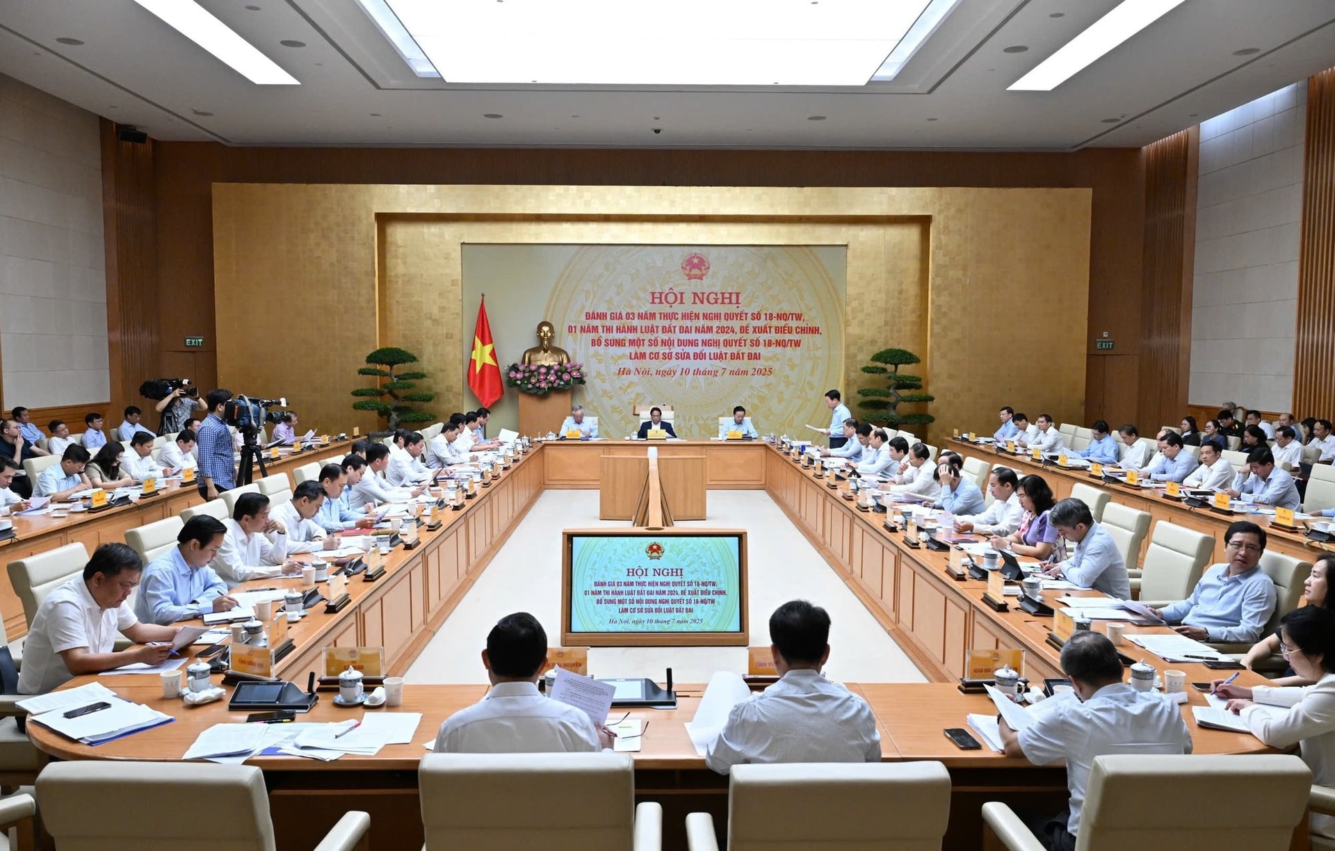 Thủ tướng chủ trì hội nghị quan trọng về Nghị quyết 18 và Luật Đất đai 2024