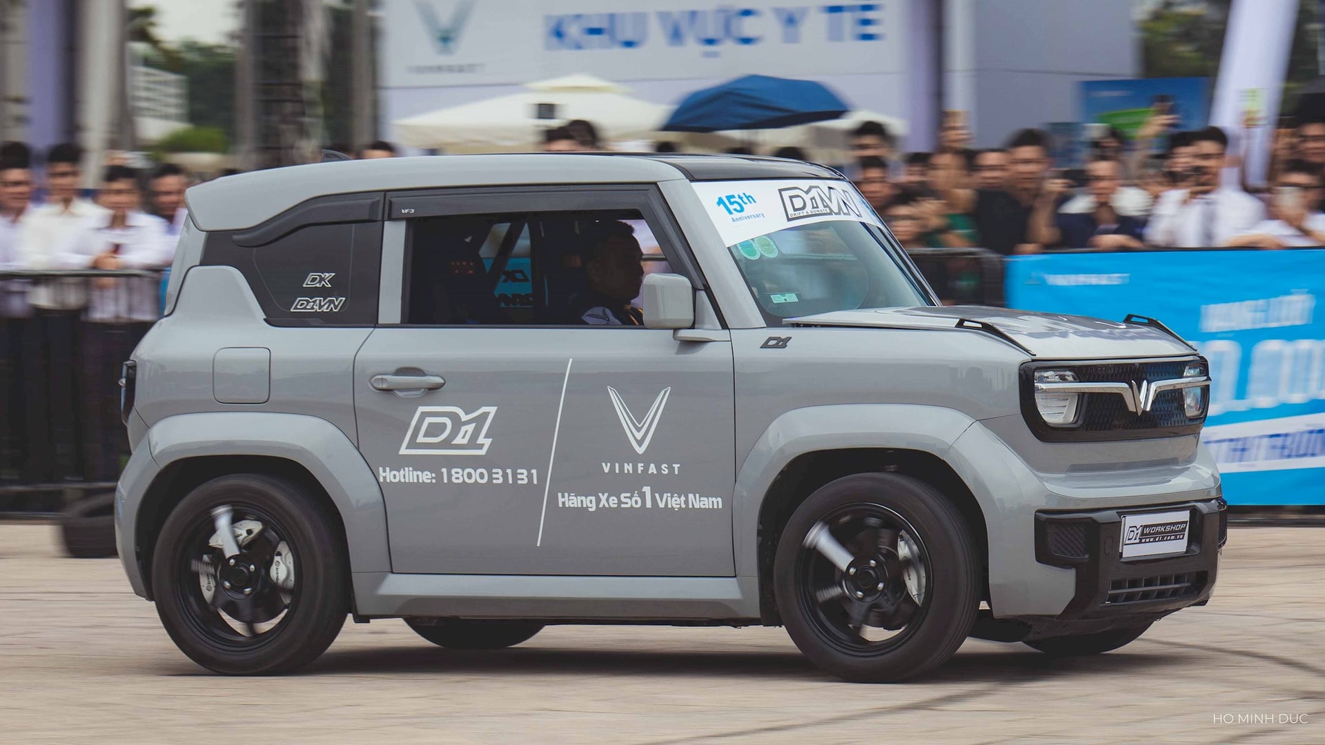 Hai chiếc VinFast VF 3 'đốt lốp' khét lẹt, có trang bị như xe đua: Thứ quan trọng nhất vẫn nguyên bản