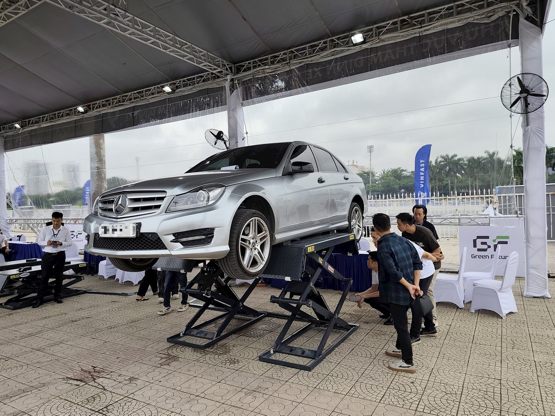 VinFast thu xe xăng đổi xe điện, có người mang Mercedes AMG đến