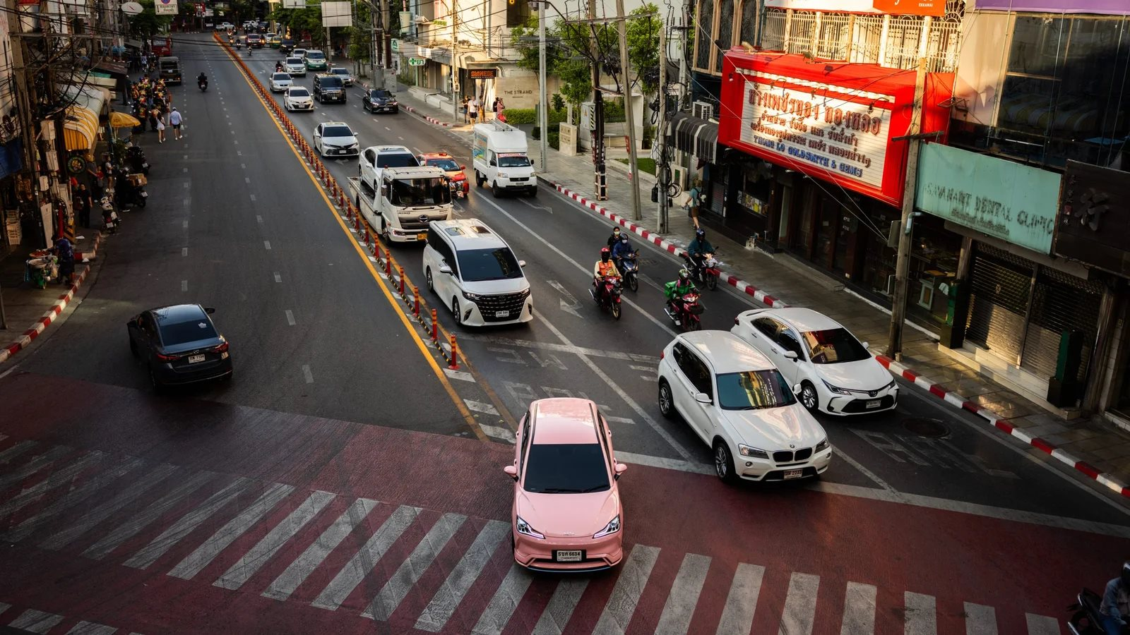 Chuyện lạ ở quốc gia hàng xóm Việt Nam: Dân rất giàu mà chẳng hiểu sao cứ bảo dùng xe điện là "trốn mất"