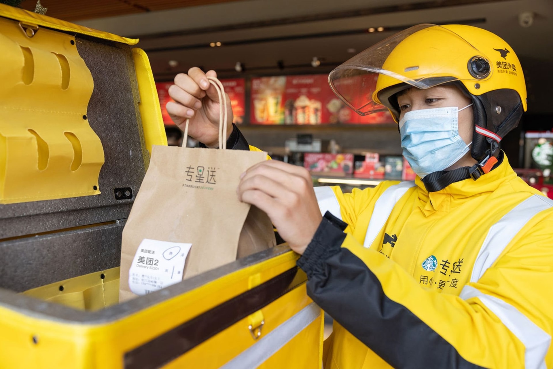 220118003043-02-starbucks-meituan.jpg