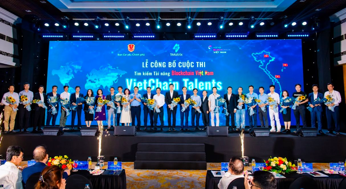 Trước khi đúc tượng cha đẻ Bitcoin, công ty của con trai tỷ phú Hồ Hùng Anh treo thưởng kỷ lục 3,5 tỷ đồng để 'săn' tài năng Blockchain 
