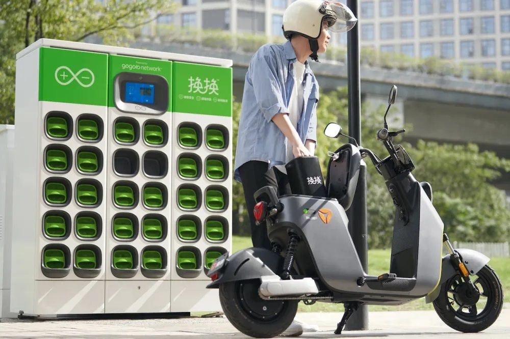 1.-huan-huan-yadea-vehicle-battery-swapping-1-small.jpg