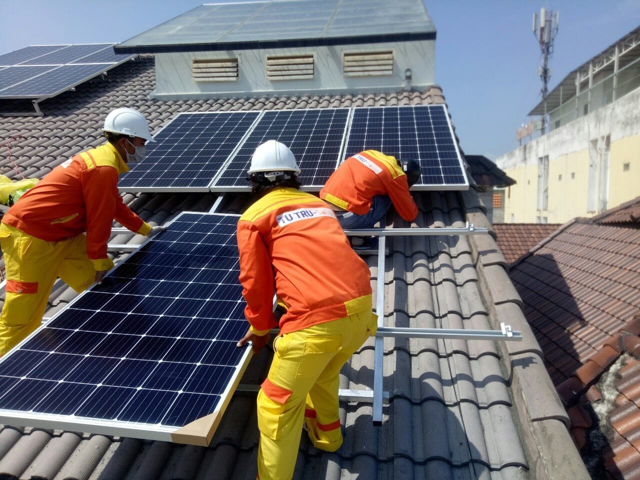  Bộ Công thương đề xuất chính sách hỗ trợ hộ gia đình lắp đặt điện mặt trời mái nhà tự sản xuất, tự tiêu thụ