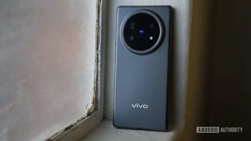 vivo-x-fold-5-folded-showing-cameras-840w-472h.jpg.jpg