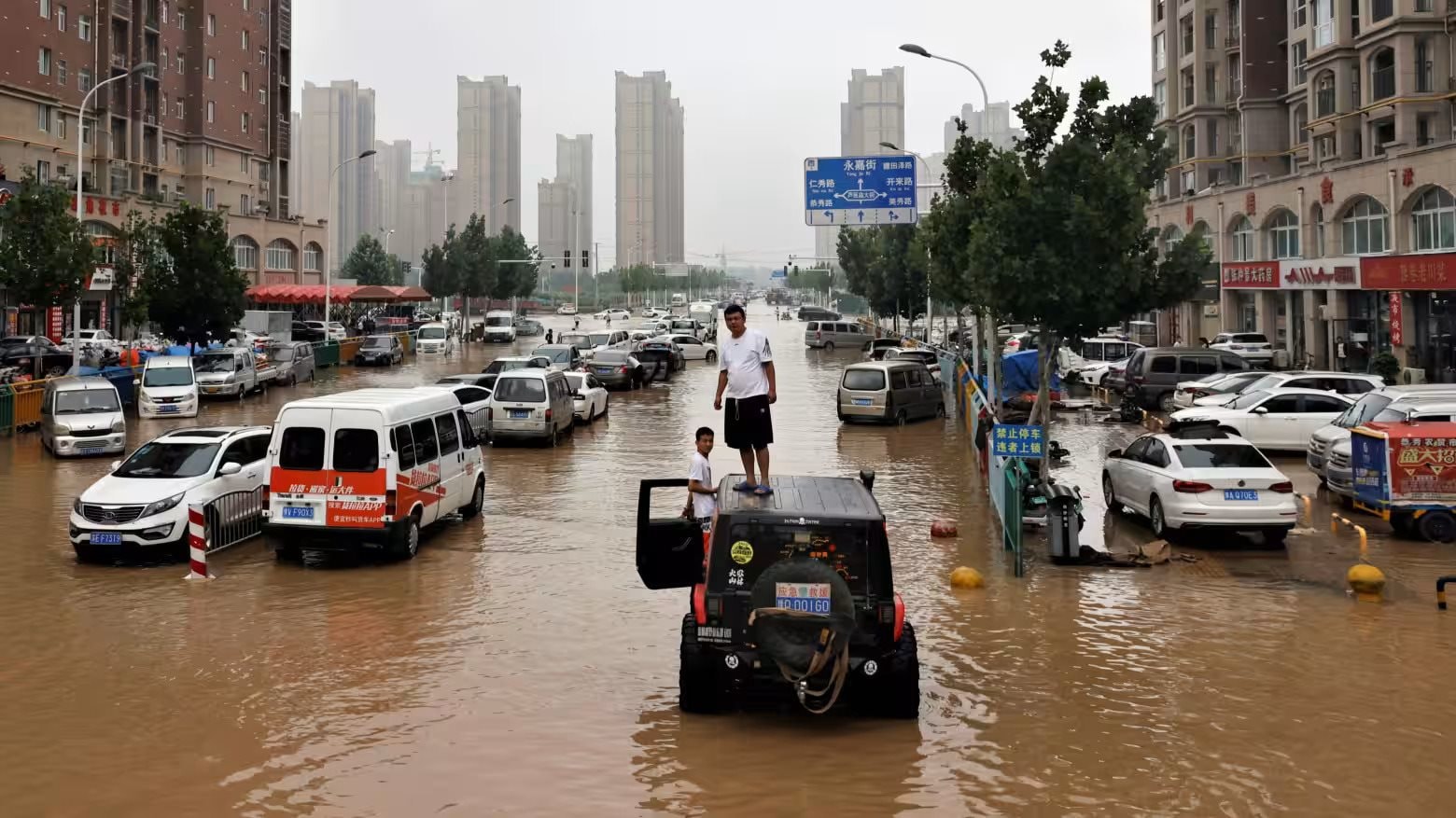 Cả thành phố mất điện vì mưa bão, hàng triệu xe điện sạc kiểu gì: Trung Quốc có lời giải rất hay