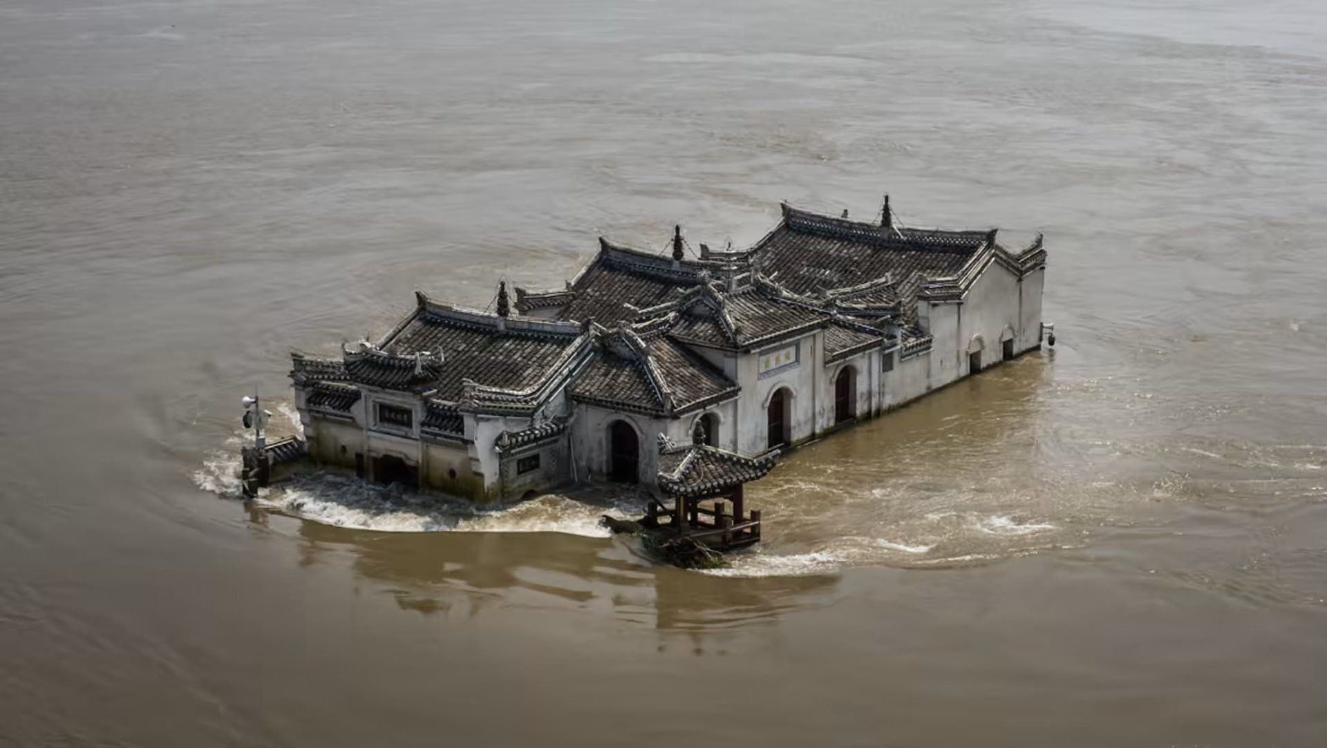 https___cms-image-bucket-production-ap-northeast-1-a7d2.s3.ap-northeast-1.amazonaws.com_images_5_7_3_1_29671375-1-eng-gb_20201006-ai-historic-floods-img-main.jpg