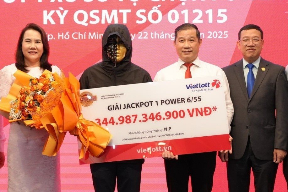 Không ăn nổi cơm sau khi trúng 345 tỷ Vietlott, nửa ngày sau người đàn ông chờ vợ ăn tối xong mới báo tin