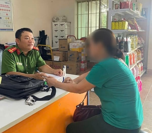 Đến bưu điện chuyển 60 triệu đồng để nhận quà giá trị từ bạn trai Việt kiều, người phụ nữ bất ngờ bị Công an xã mời làm việc
