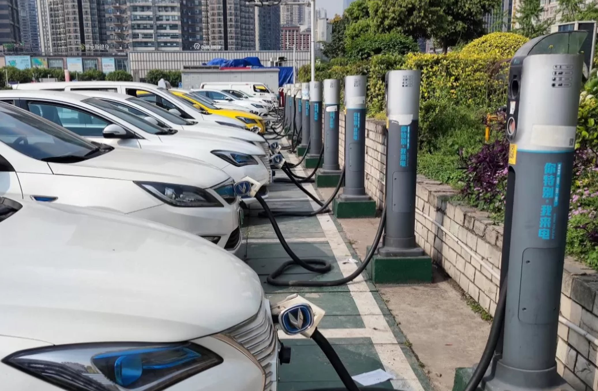 Quốc gia châu Á là 'vua trạm sạc xe điện': Nhiều gấp 9 lần Mỹ, chênh lệch hàng chục lần so với châu Âu, mạng lưới sạc siêu nhanh gây 'sốc'