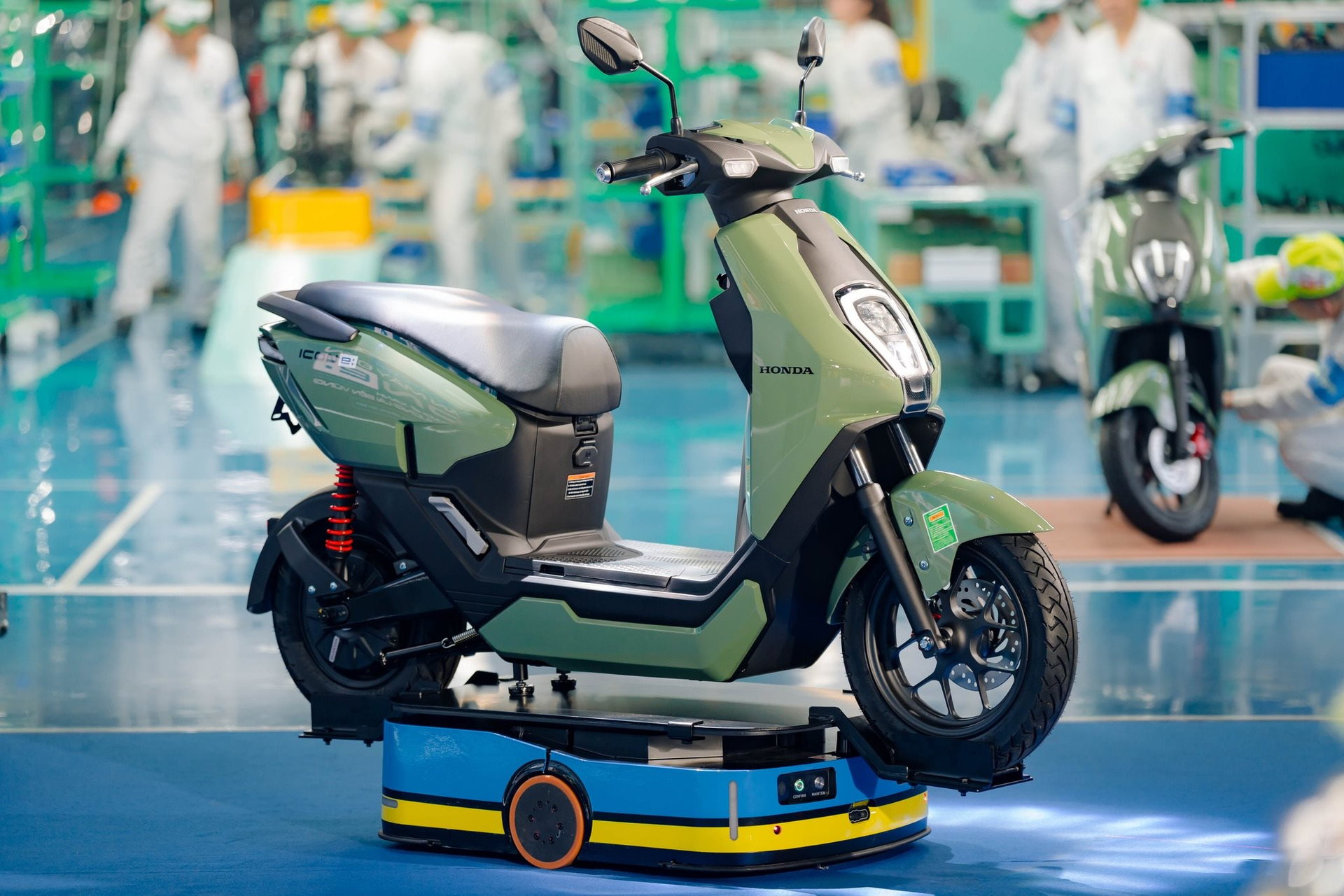 Honda tung ưu đãi vài triệu đồng cho một mẫu xe máy điện, tặng đồng hồ, điện thoại cho hai mẫu xe xăng