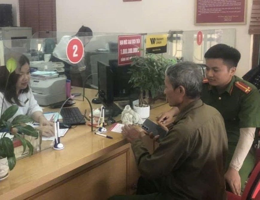 Nhận yêu cầu rút toàn bộ tiền tiết kiệm của cụ ông Hải Phòng, nhân viên Agribank lập tức mời Công an đến giải quyết
