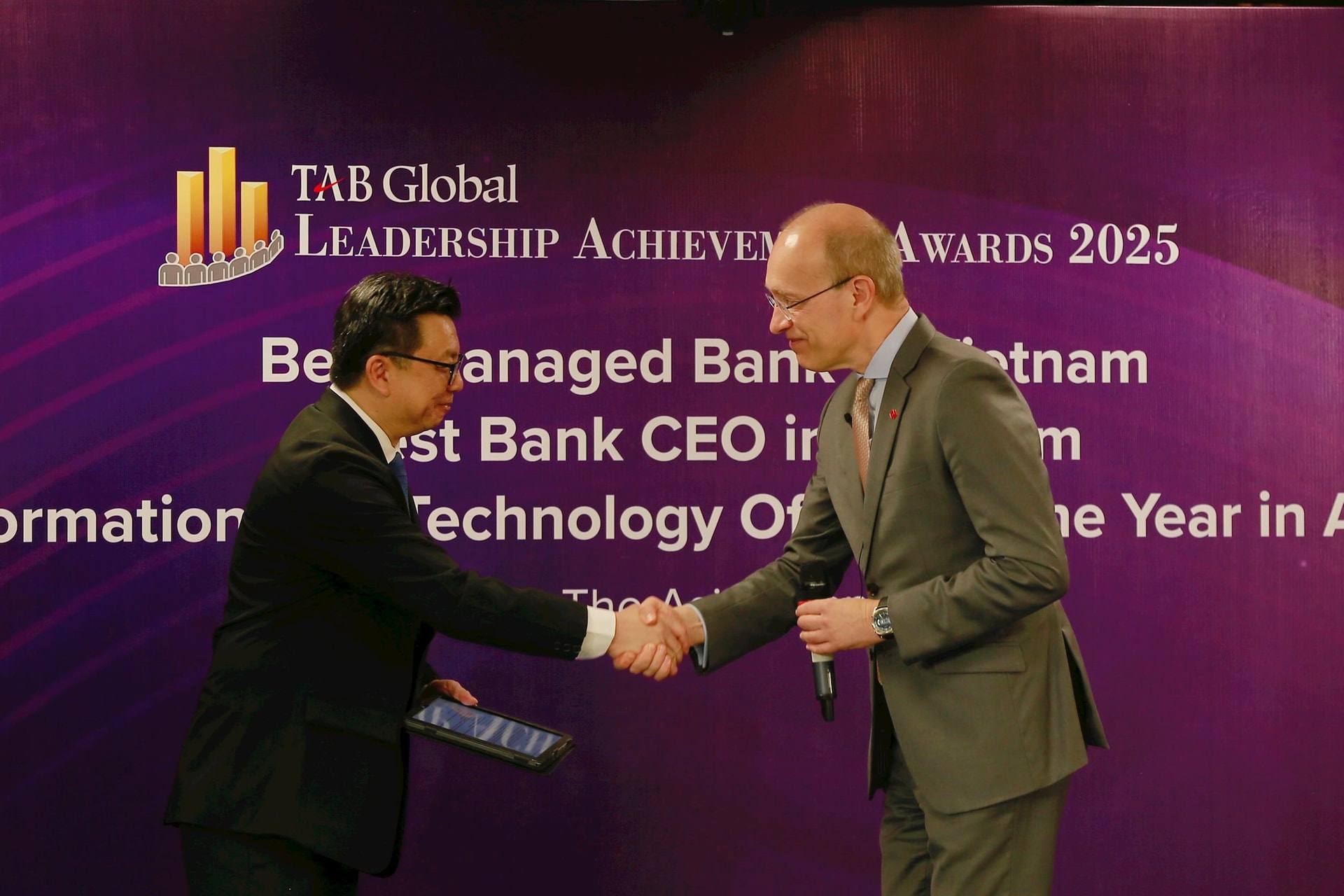 ceotrongbuoinhangiaitutab_69513a1d-a1ae-4080-84c9-068d4a91cb35.jpg