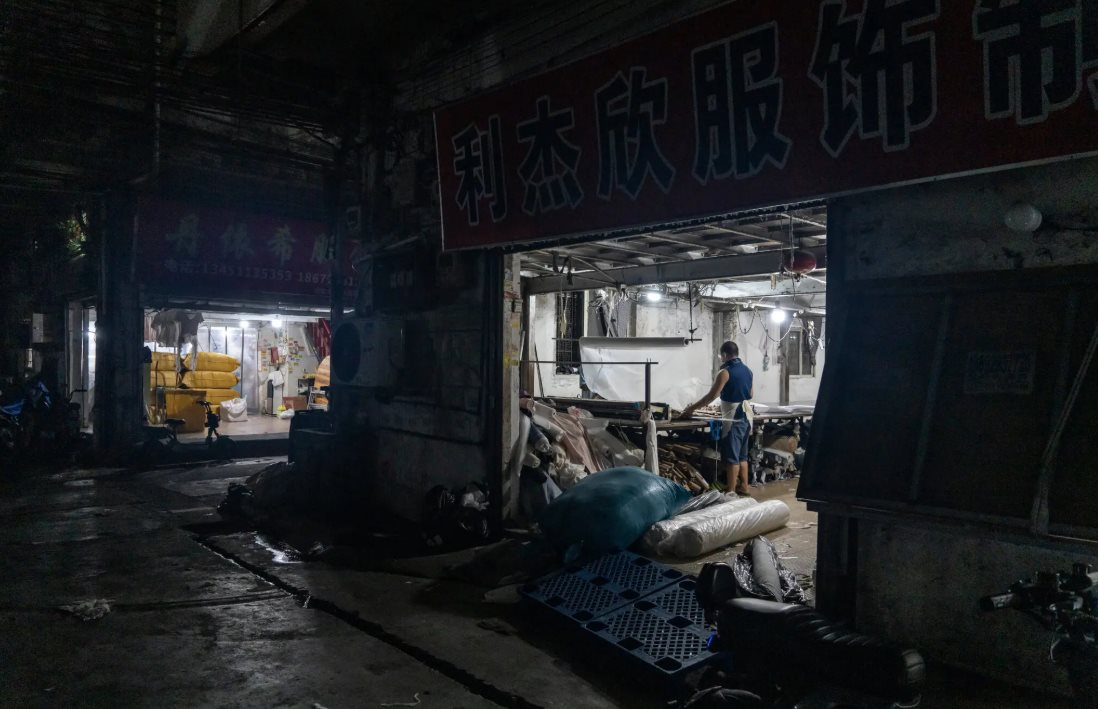 Chưa từng có: Hàng loạt xưởng may nhỏ đóng cửa, vô số lao động bơ vơ tìm việc, ‘công xưởng giá rẻ’ của thế giới liệu có đang đến hồi kết?