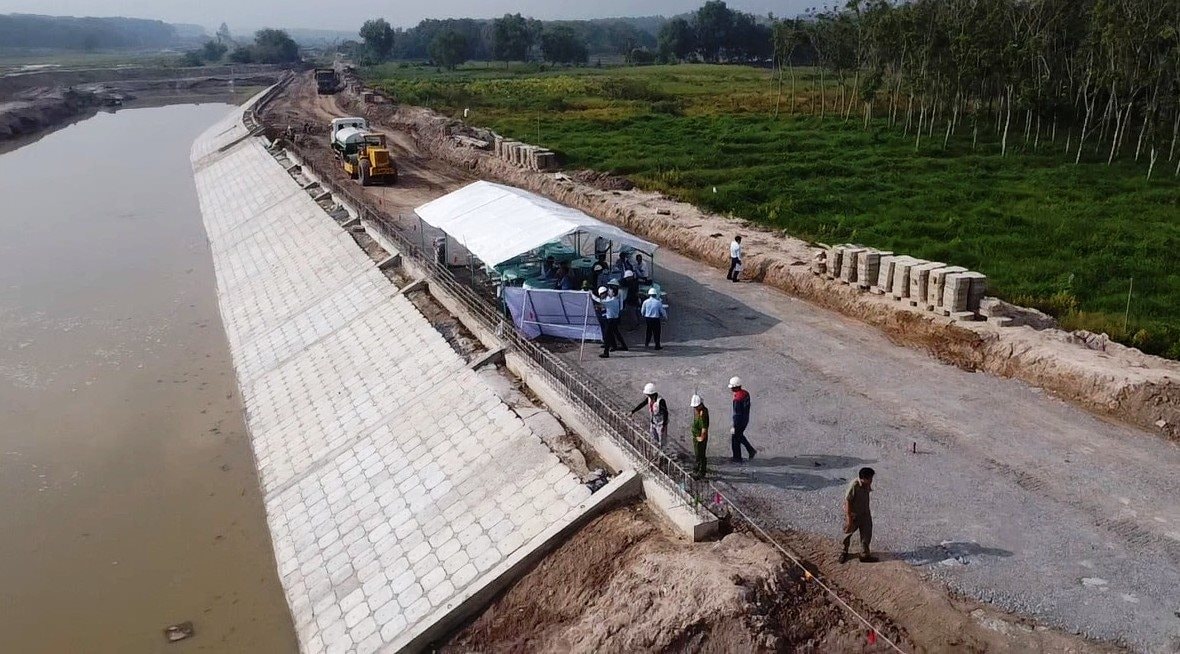 Người nhà lãnh đạo muốn gom thêm cổ phiếu vùng đỉnh lịch sử, Thuỷ lợi Lâm Đồng (LHC) có gì?