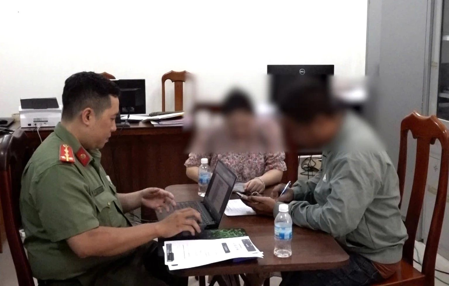 Chuyển 40 triệu đồng tiền hàng nhưng liên tục bị báo lỗi, còn bị yêu cầu chuyển thêm 100 triệu nữa, người đàn ông báo công an