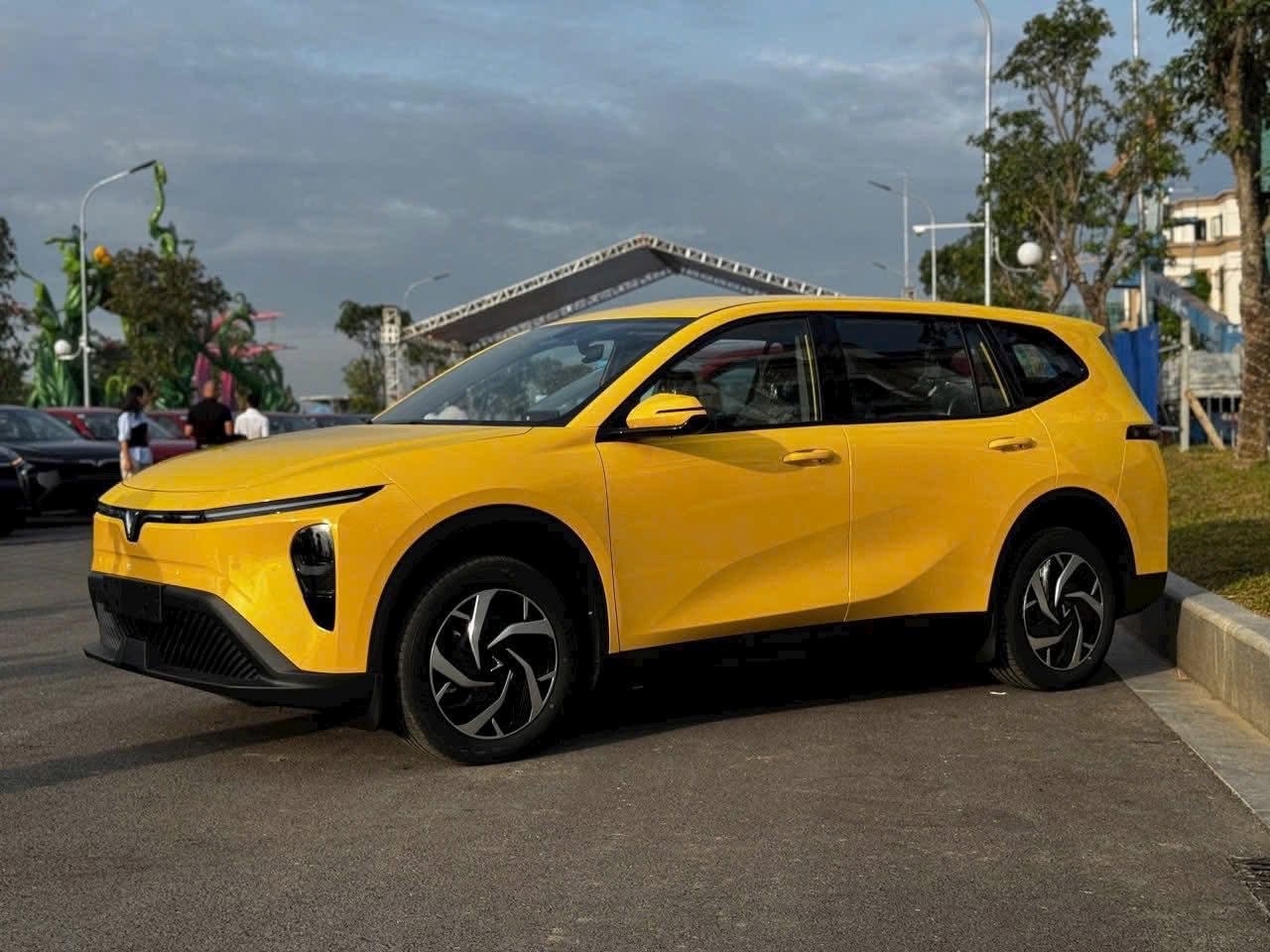 Tân binh xe điện 7 chỗ "hot" nhất năm của VinFast sẵn sàng lăn bánh, sẽ thành MPV  "quốc dân" mới?