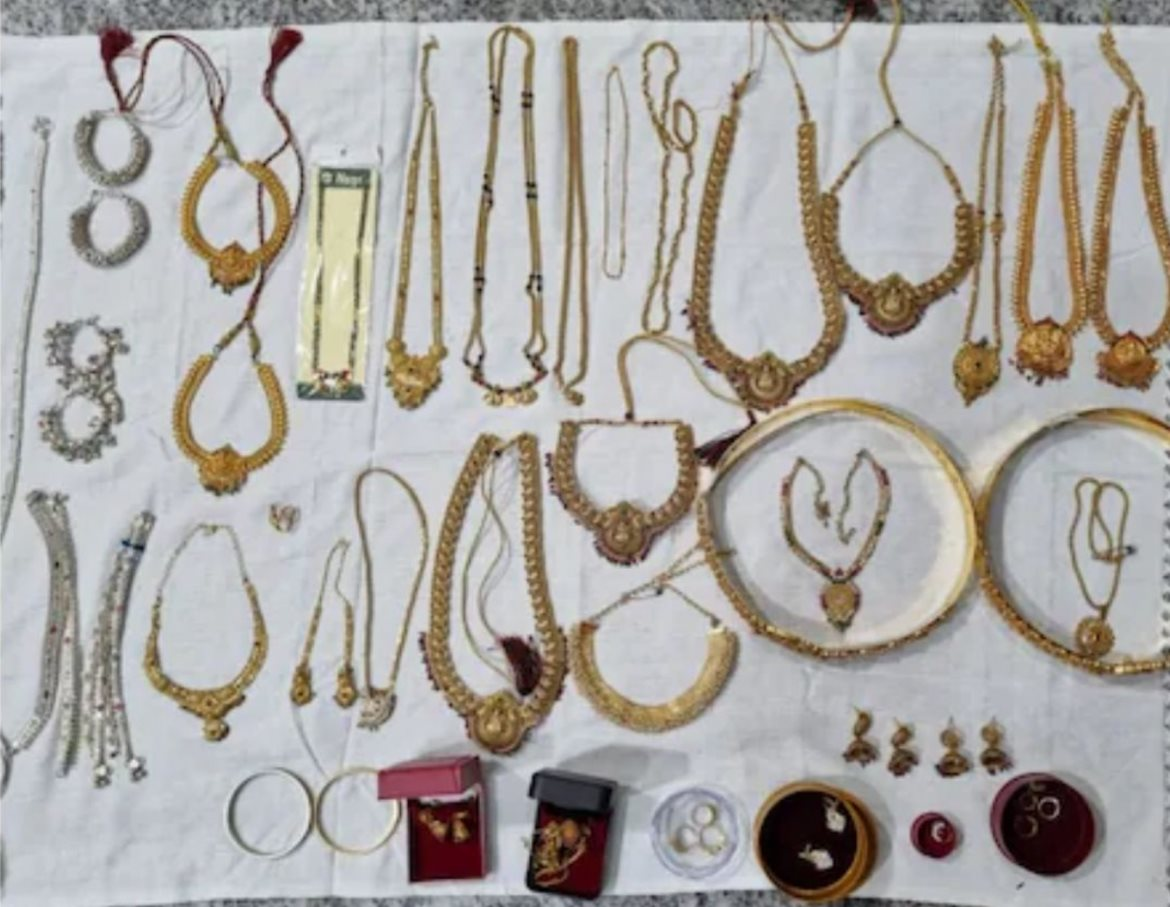 Đột kích nhà riêng của cựu nhân viên phát triển hạ tầng nông thôn lương chưa đến 4,5 triệu, tịch thu 26 căn nhà, 6 mảnh đất cùng số vàng, trang sức trị giá 2,5 tỷ đồng