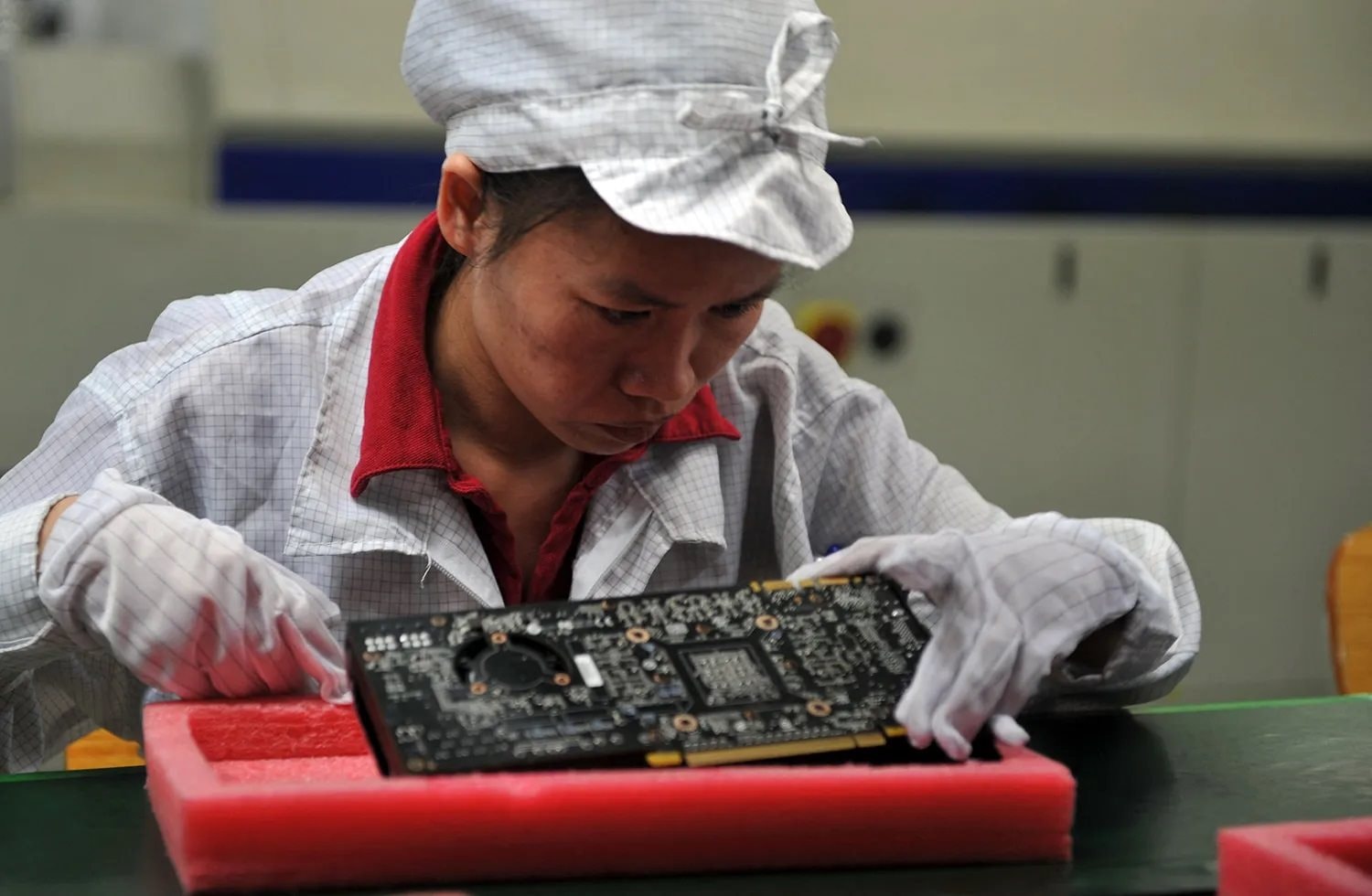 4a-apple-china-manufacturing-gettyimages-1253202337.jpg