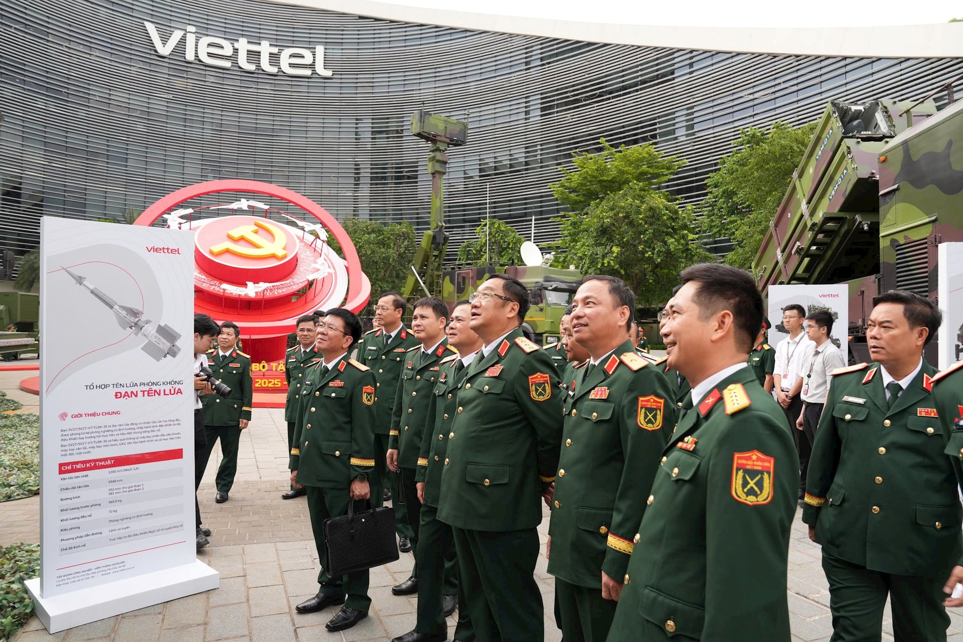 thu-truong-tham-quan-khi-tai-viettel-tai-dai-hoi.jpg