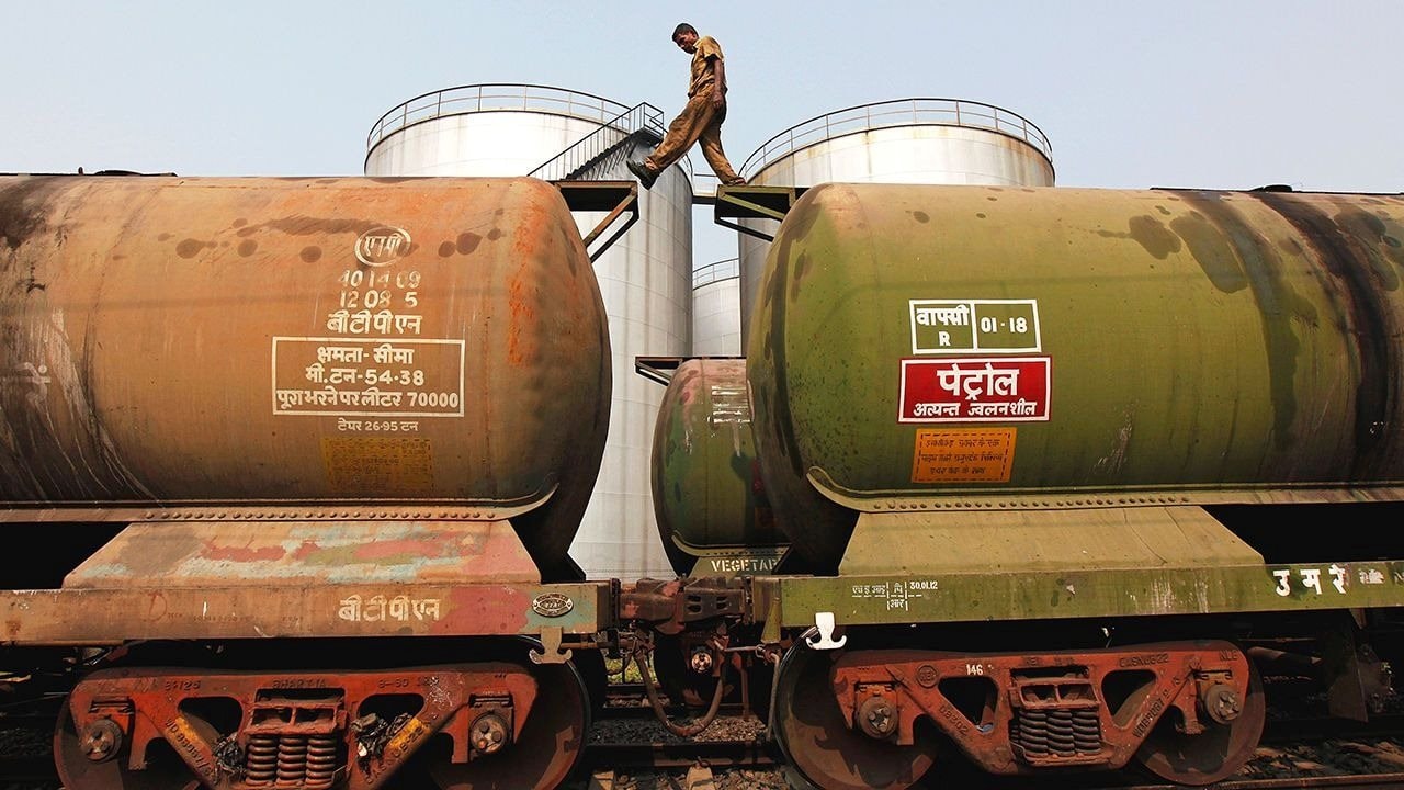 Quyết ‘dí’ Ấn Độ đến cùng vì mua dầu Nga: Quốc gia BRICS khác, vốn là đối trọng lớn nhất của Mỹ, được ông Trump “trao” món quà lớn
