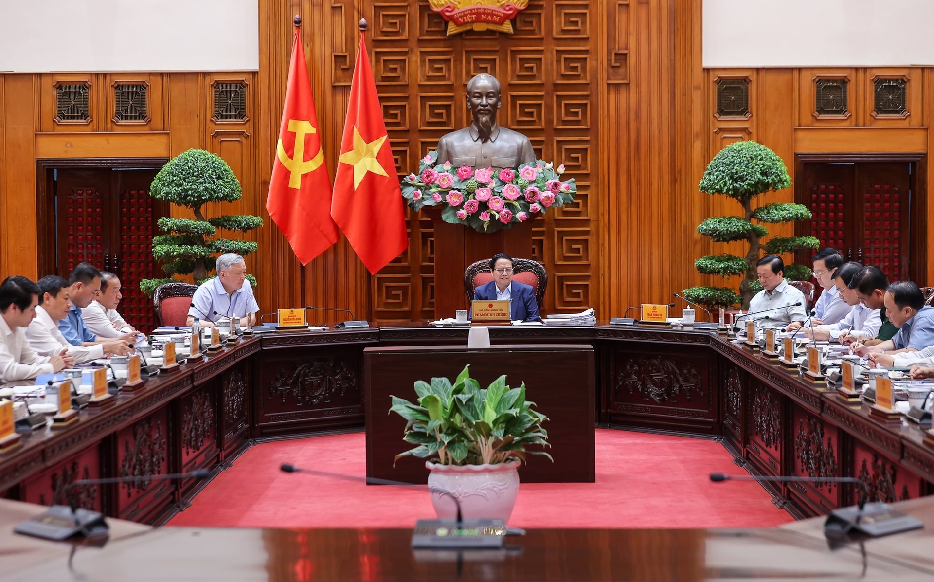 thu-tuong-chu-tri-hop.jpg