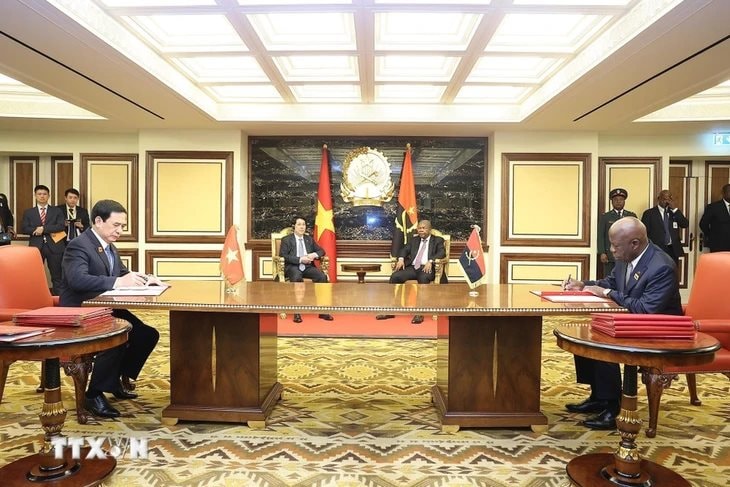 chu-tich-nuoc-angola-.jpg