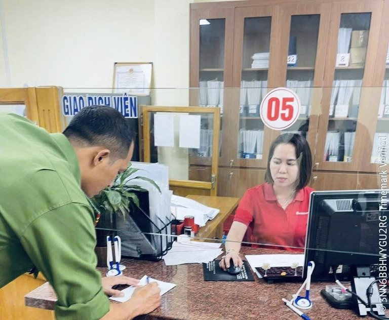 Cụ bà 76 tuổi mang 1 mẩu giấy và 100 triệu đồng tiền tiết kiệm đến ngân hàng để chuyển khoản: Nhân viên Agribank lập tức liên hệ công an đến làm việc