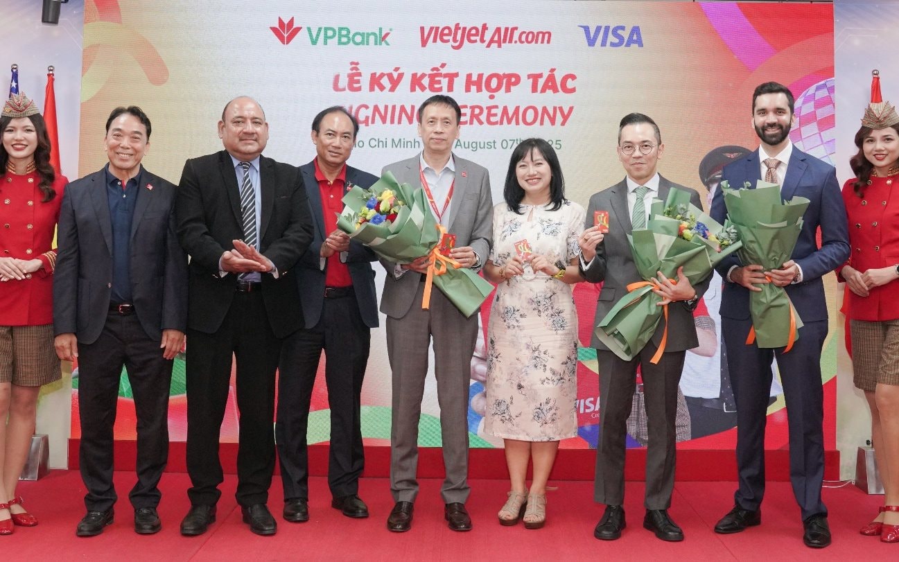 Vietjet tiên phong kết nối tiêu dùng số với thẻ tín dụng đồng thương hiệu YOJO hợp tác với VPBank