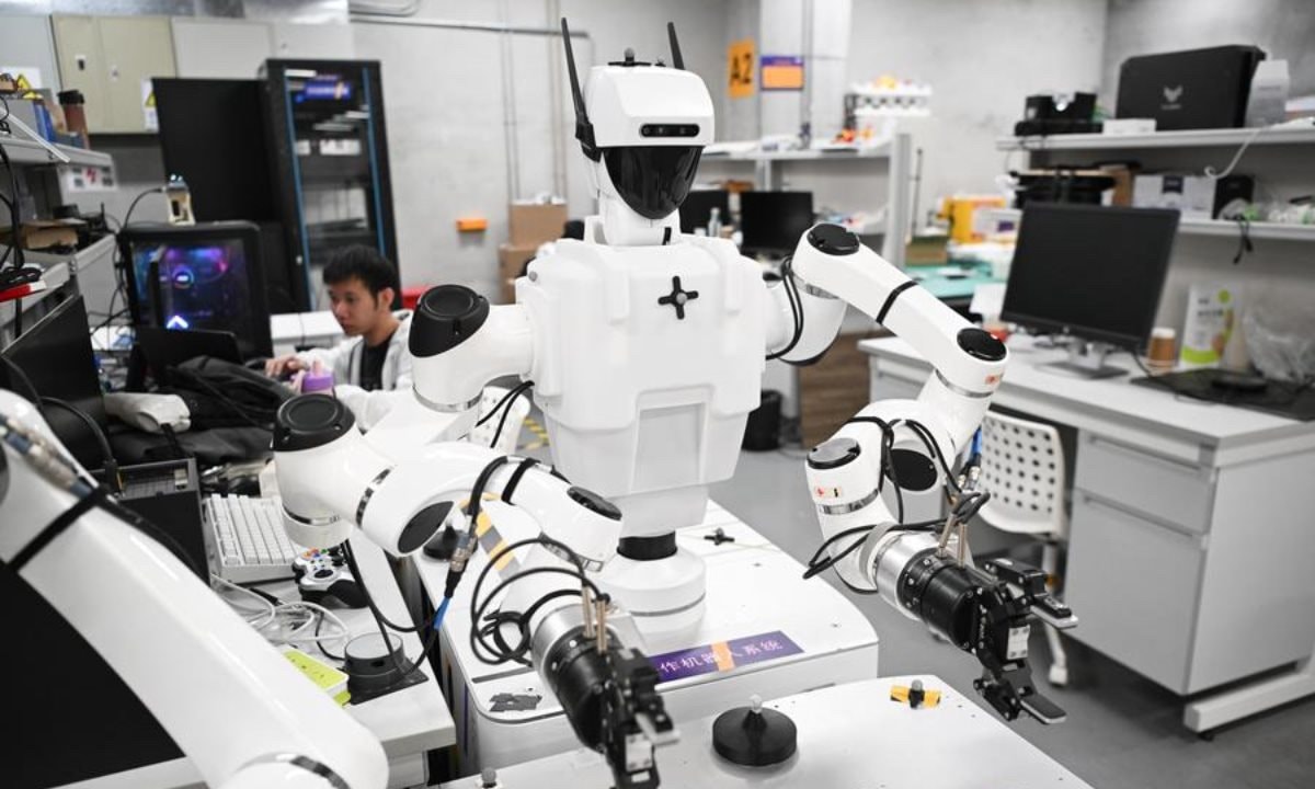 Trung Quốc lại khiến thế giới nể phục: Không chỉ làm việc trong nhà máy, robot giờ đã "tung tăng" vận hành trong các văn phòng, làm việc với con người như đồng nghiệp