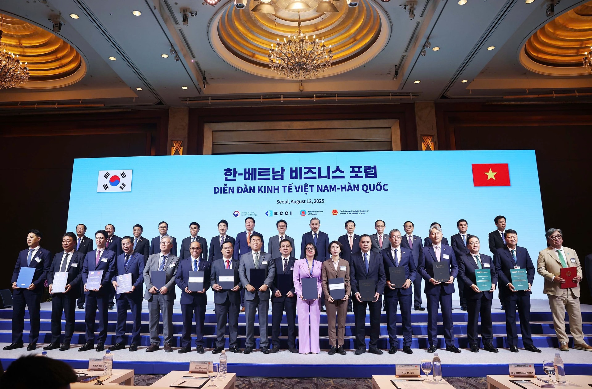 1.-ong-dang-ngoc-hoa-chu-tich-hdqt-vietnam-airlines-cung-saigontourist-trao-bien-ban-hop-tac-voi-kto-va-hanatour-trong-linh-vuc-hop-tac-phat-trien-du-lich.jpg