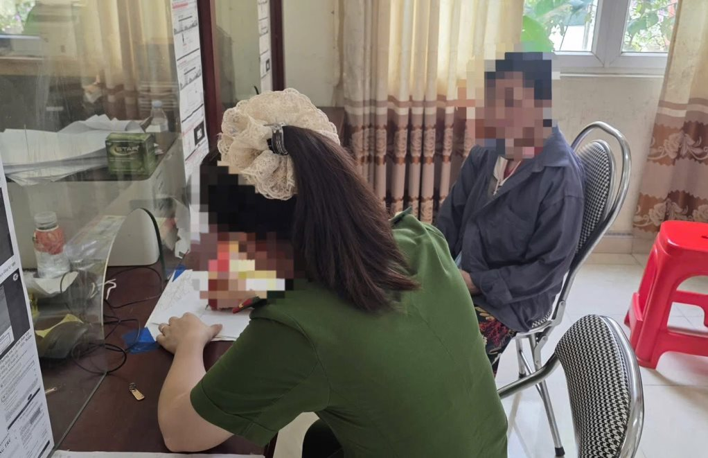 Vừa rút xong 146 triệu đồng tiền tiết kiệm, cụ bà Cao Bằng kể lại cho hàng xóm: Công an lập tức đến làm việc, yêu cầu dừng giao dịch