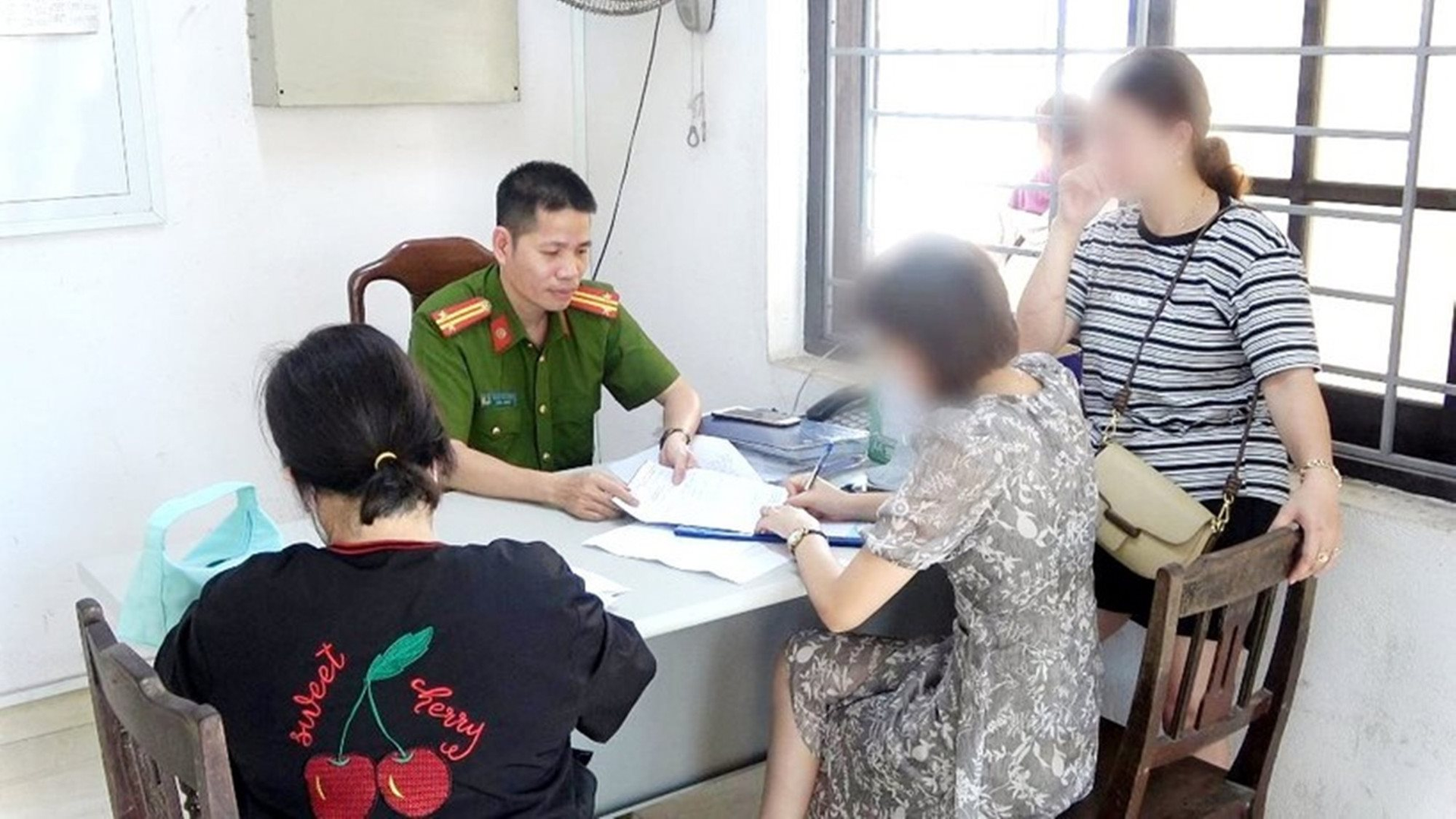Công an đã cảnh báo vô số lần, 20 người dân Hà Nội vẫn chuyển khoản 6 tỷ đồng cho lừa đảo