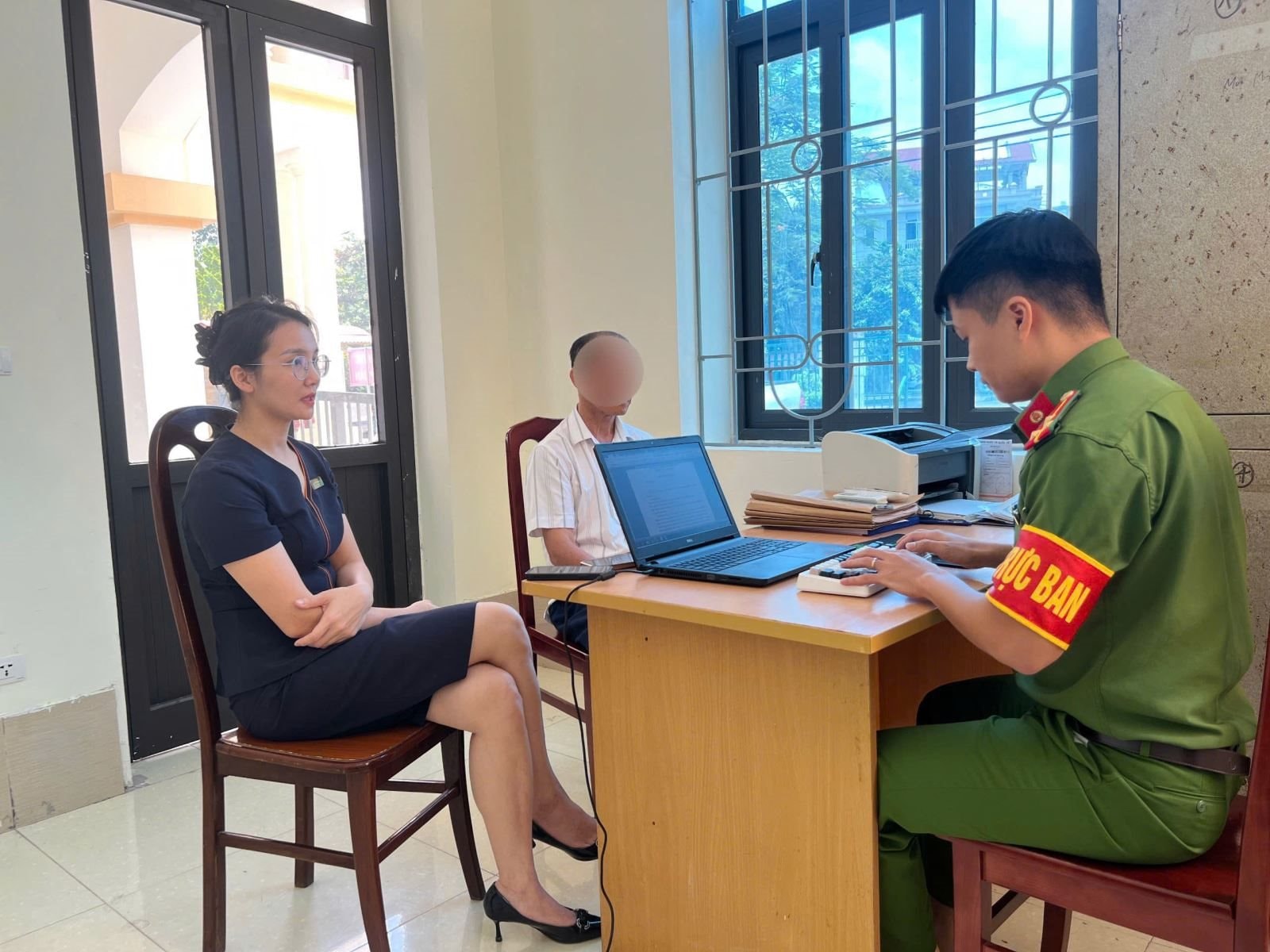 Tài khoản hết tiền, cụ ông đến ngân hàng rút sổ tiết kiệm 300 triệu đồng, nhân viên SHB không làm theo yêu cầu mà báo Công an