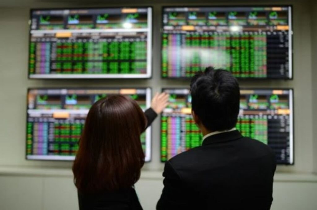 Cổ phiếu ngân hàng đua nhau “kịch trần”, VN-Index bứt phá vượt 1.640 điểm
