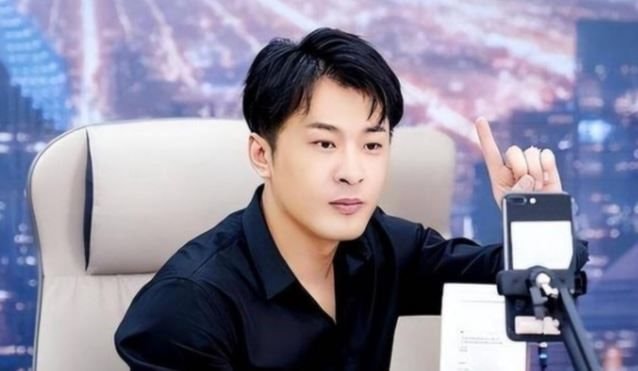 Một ông 'vua livestream' ngã ngựa vì dính bê bối bán băng vệ sinh kém chất lượng, mất tất cả sự nghiệp 