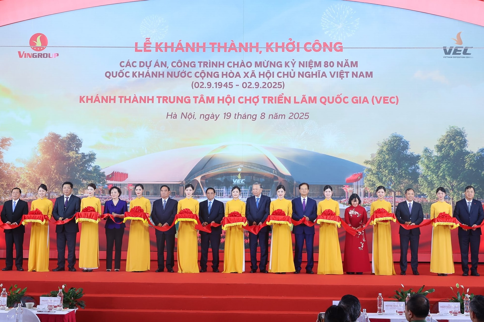 4 tỷ phú đô la Nguyễn Thị Phương Thảo, Phạm Nhật Vượng, Trần Đình Long, Hồ Hùng Anh cùng ''phất cờ'' khởi động các "quả đấm thép" dọc miền đất nước