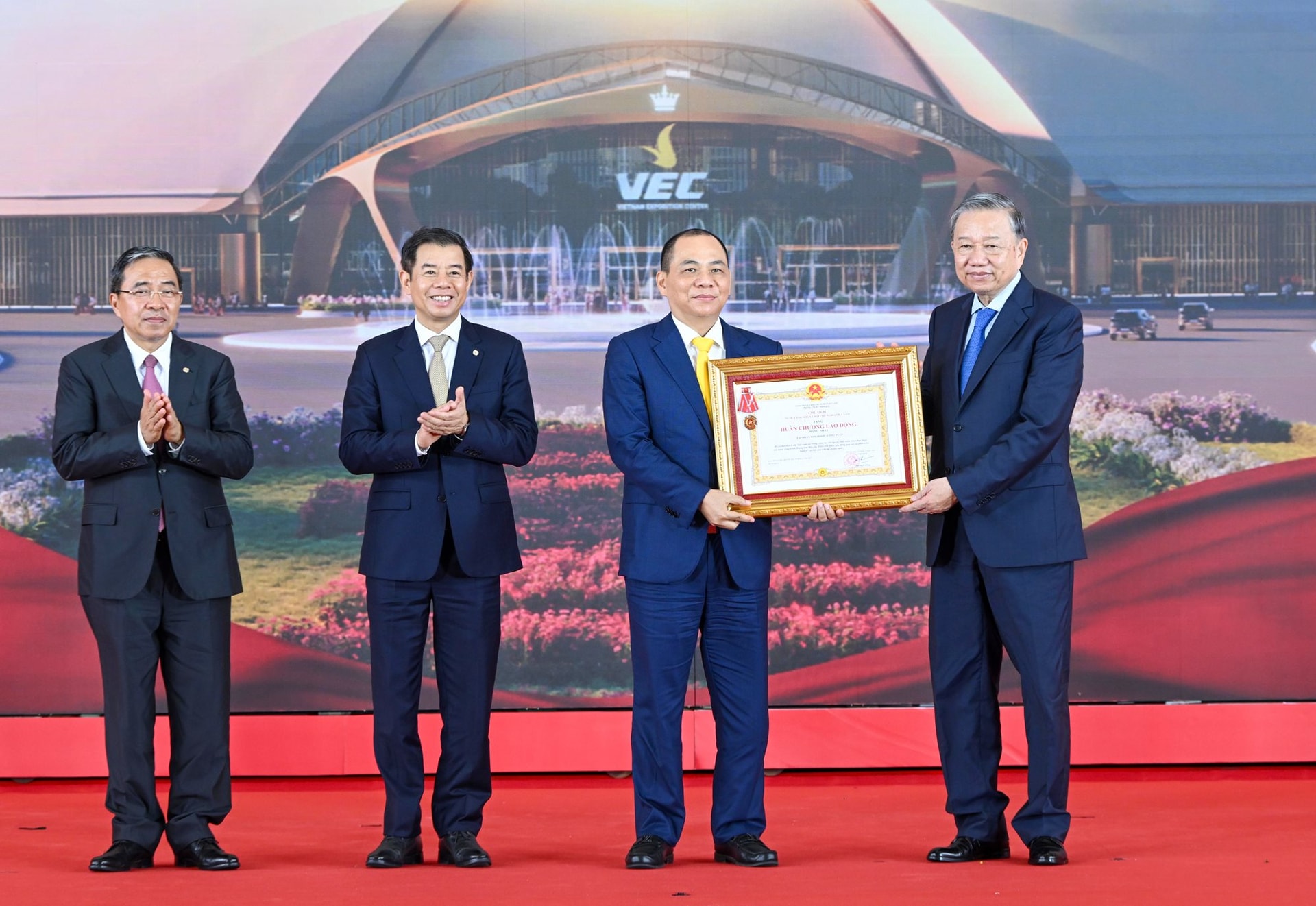 Vingroup của tỷ phú Phạm Nhật Vượng lập kỷ lục chưa từng có tại công trình Top 10 thế giới, đón nhận Huân chương Lao động hạng Nhất