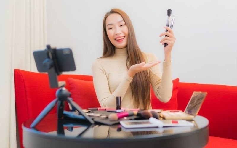 Thời của 'chiến thần' livestream đã qua: Khi FOMO và 'deal hời' không còn là át chủ bài, KOC và nhãn hàng phải làm gì?