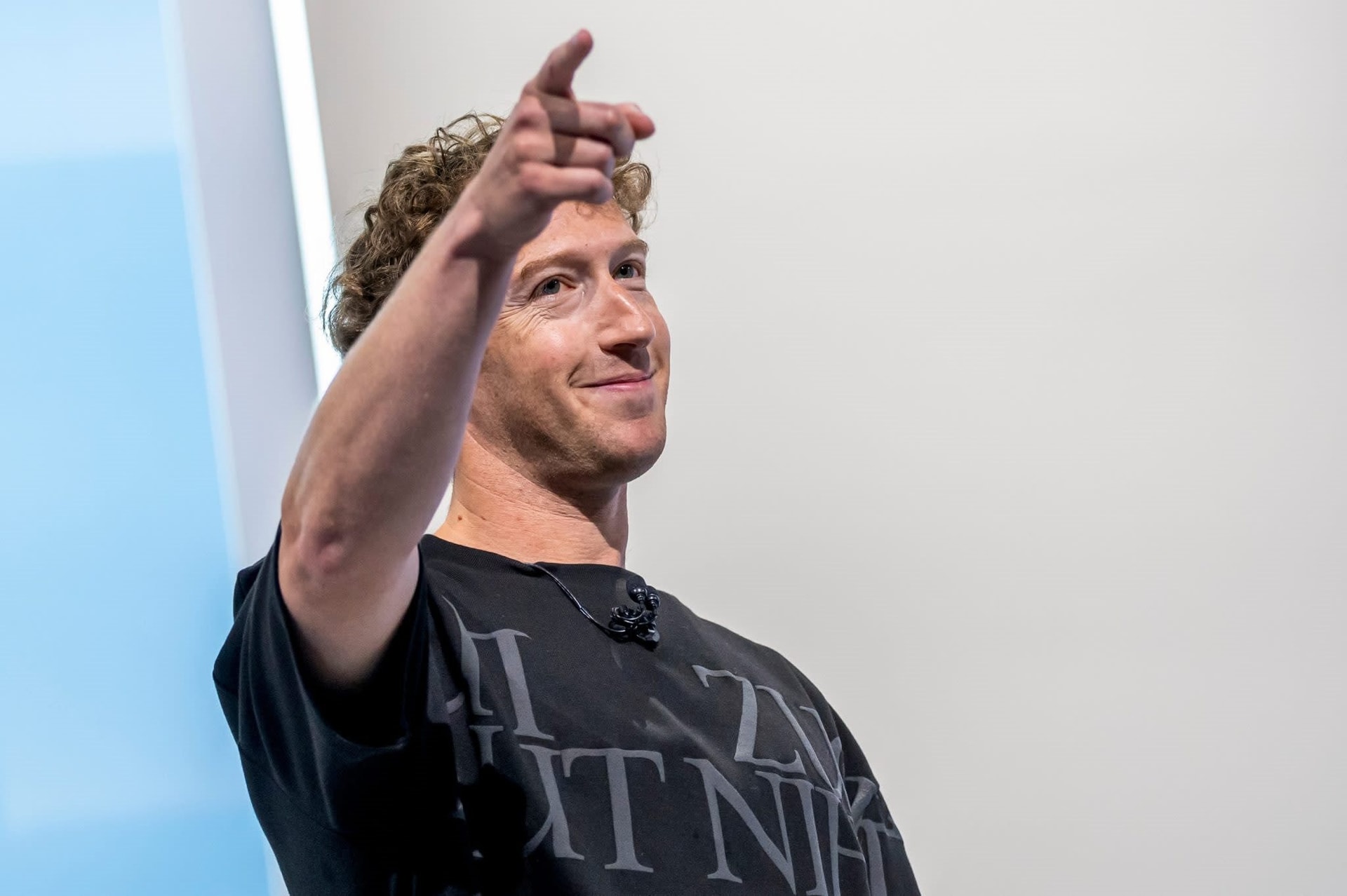 Chi 15 tỷ USD để 'mua' một thiên tài AI, Mark Zuckerberg đang cố gắng bảo vệ cỗ máy kiếm tiền gần 50 tỷ USD mỗi quý của Meta
