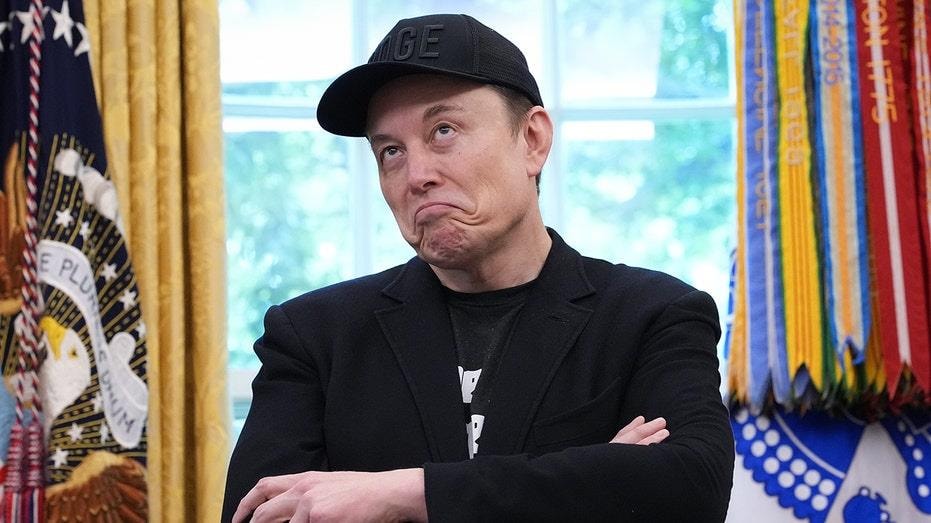 Elon Musk đứng trước nguy cơ “mất cả chì lẫn chài”: Bị gọi hầu tòa vì bỏ tiền tài trợ "xổ số bầu cử" nhưng trớ trêu là mối quan hệ với ông Trump giờ chẳng tốt đẹp gì