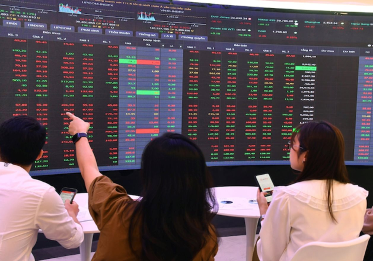 VN-Index “tưng bừng” trên đỉnh lịch sử, loạt công ty chứng khoán lớn triệu tập họp bất thường