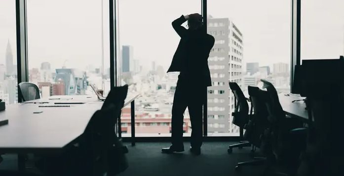 1/5 doanh nghiệp giảm tuyển dụng nửa cuối năm 2025: CEO coi sa thải là ‘thành tựu’ tiết kiệm, dân văn phòng và công nghệ tăng lương chậm hơn cả nghề pha chế