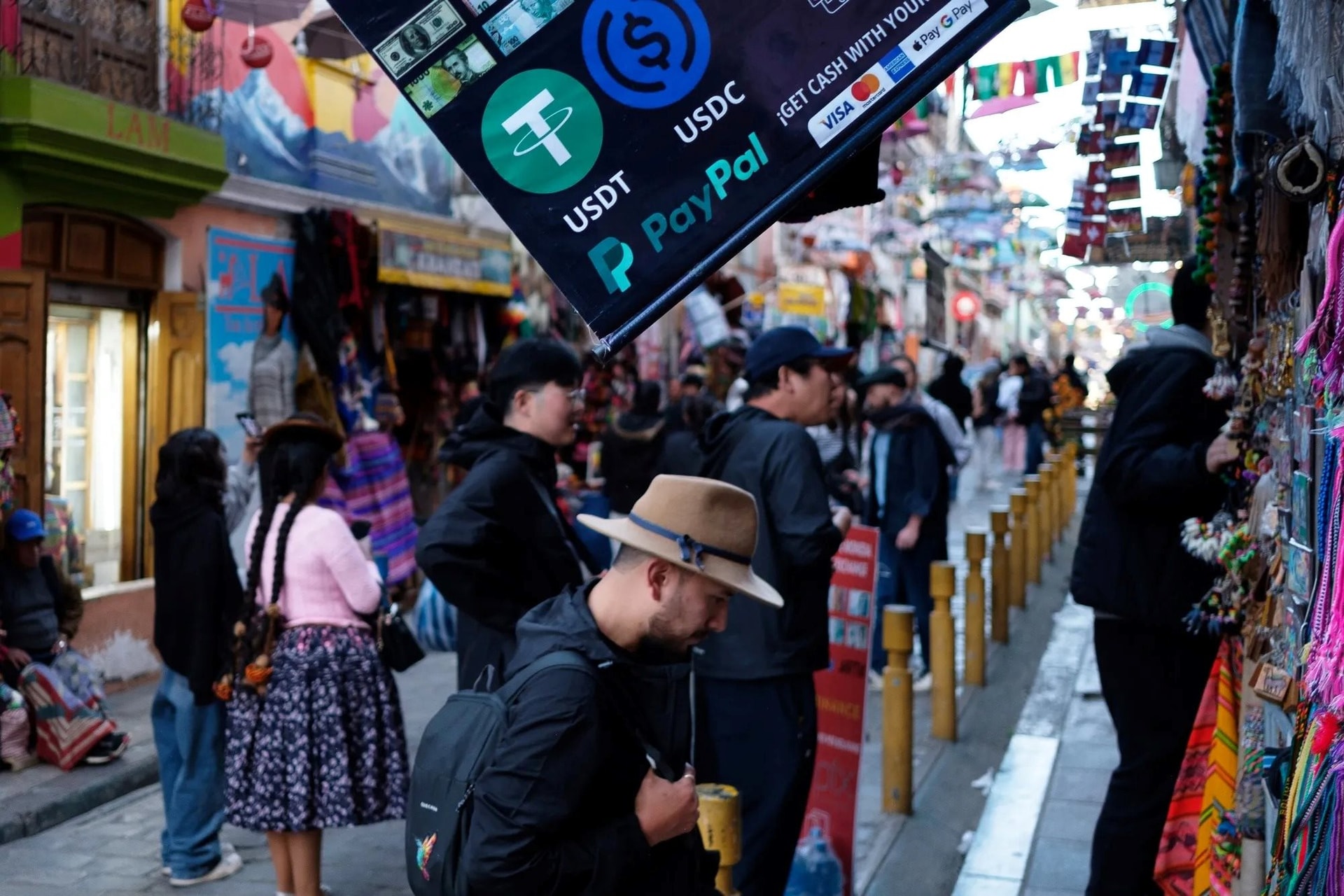Lo sợ tiền để trong két bị “bay hơi" giá trị, quốc gia 10 triệu dân đời thường hóa bitcoin: Chuyên gia cảnh báo rủi ro từ “chủ nghĩa thực dân tiền số”