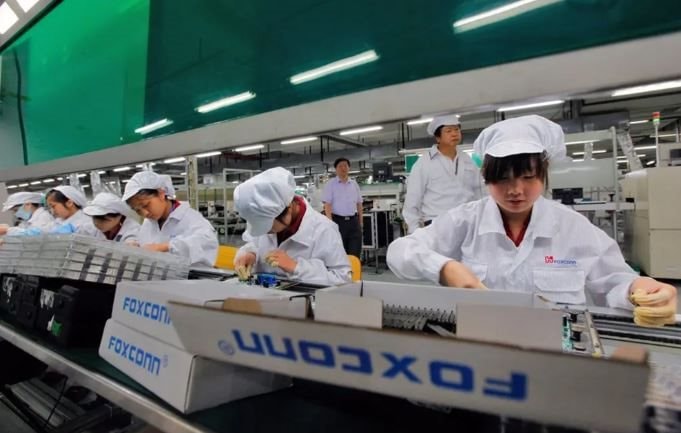 Foxconn tức tốc tuyển công nhân lắp iPhone 17: Trả 100 nghìn đồng/giờ, thưởng thêm gần 30 triệu nếu làm đủ 3 tháng 