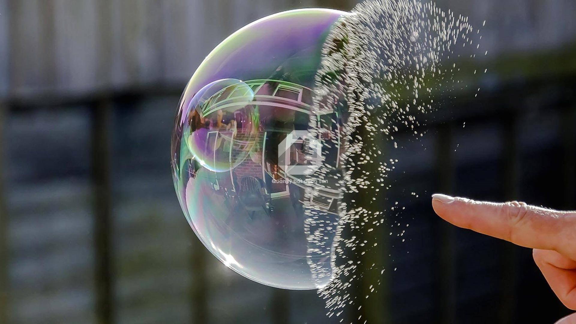 Giá giảm hơn 80%, một loại bong bóng vừa vỡ ở nền kinh tế ngay cạnh Việt Nam?