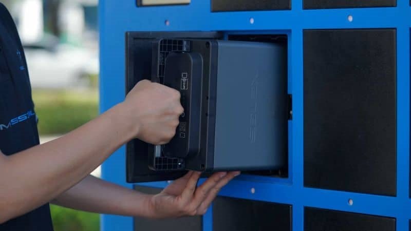 Chuyện gì đây: Hàng trăm cửa hàng FPT Shop "biến" thành trạm sạc ô tô điện, tủ đổi pin xe máy điện