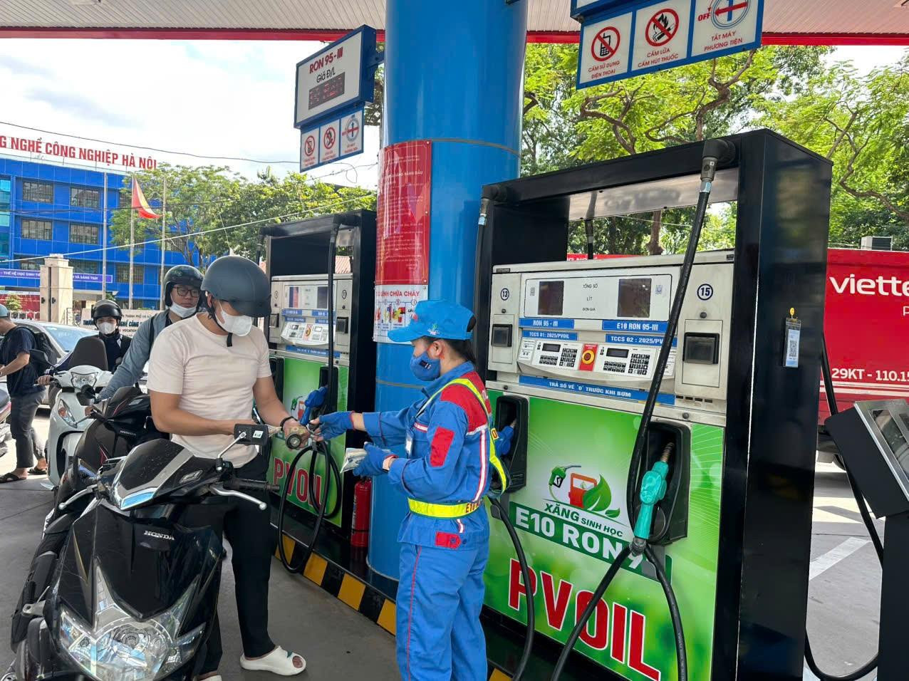 Giá xăng E10 giảm hơn 1.800 đồng một lít