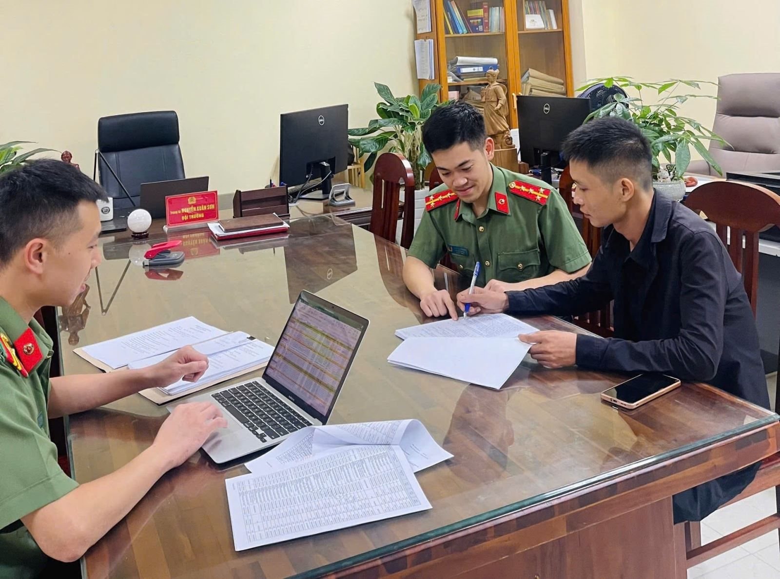 Ra lệnh tạm giam đối tượng lập 21 tài khoản Facebook, Zalo..., 8 tài khoản ngân hàng để lừa đảo nhiều người
