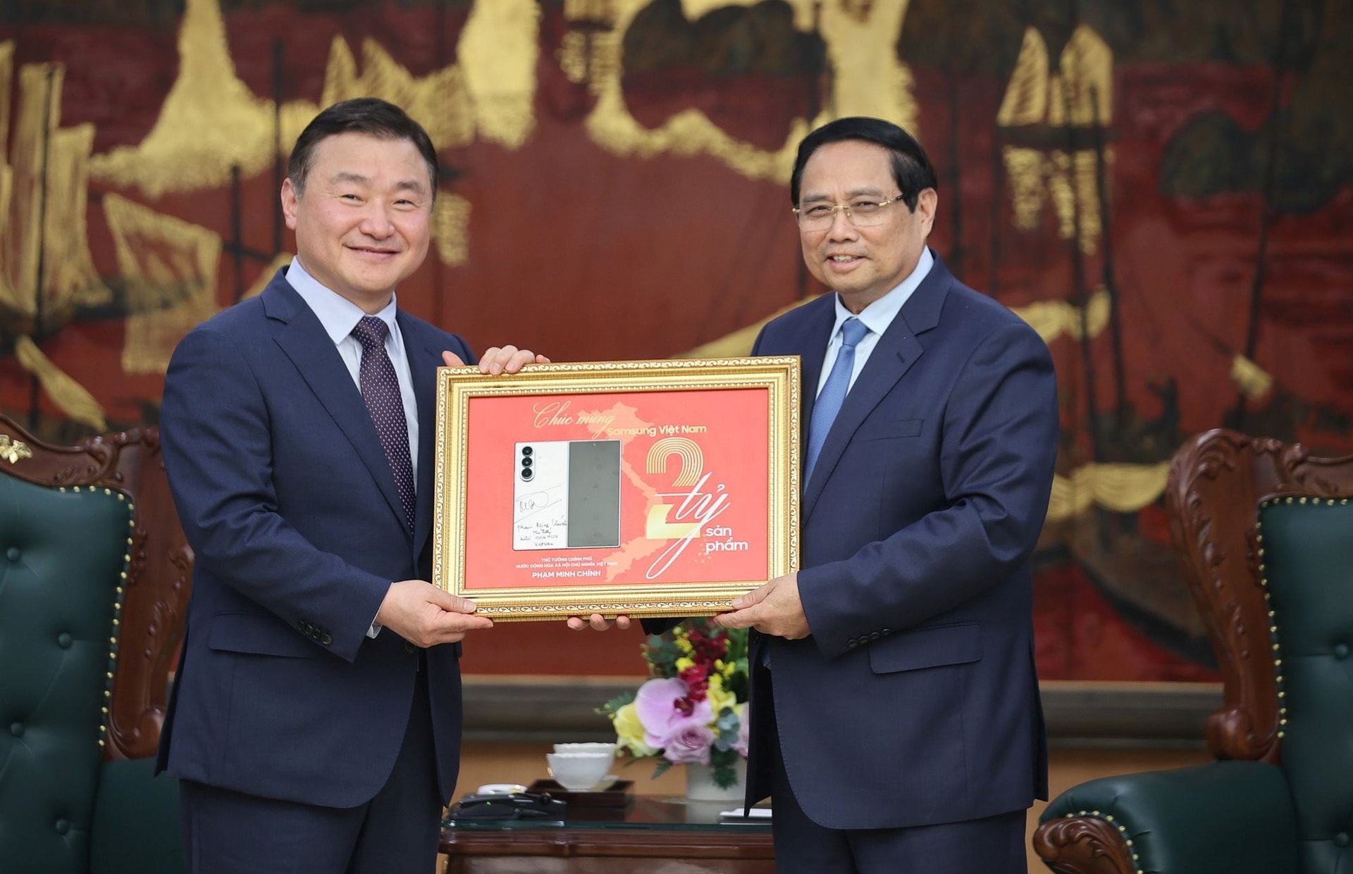Gặp Thủ tướng, CEO Samsung điện tử nhắc đến "điều đặc biệt" về một chiếc điện thoại "made in Vietnam"